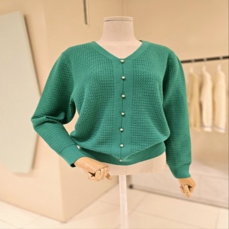 콩단추 브이넥 니트티셔츠