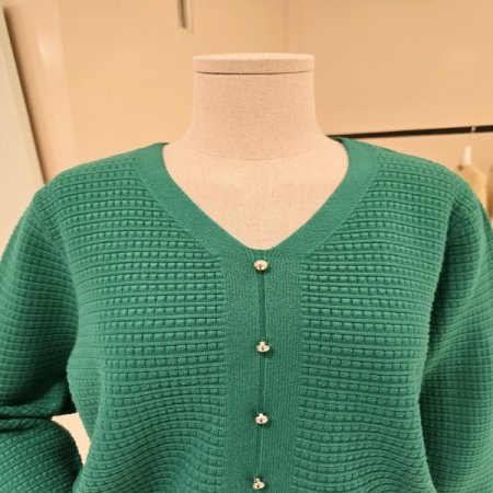 콩단추 브이넥 니트티셔츠