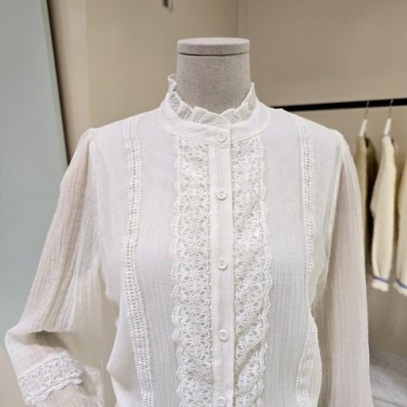 펀칭 레이스 블라우스