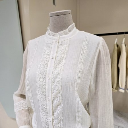 펀칭 레이스 블라우스