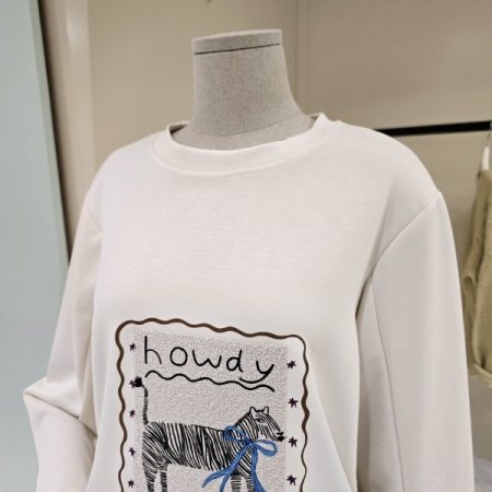 해피 레터링 프릴 라운드 티셔츠