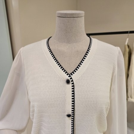 라인배색 시폰소매 브이넥니트