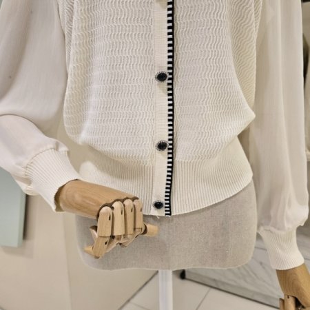 라인배색 시폰소매 브이넥니트