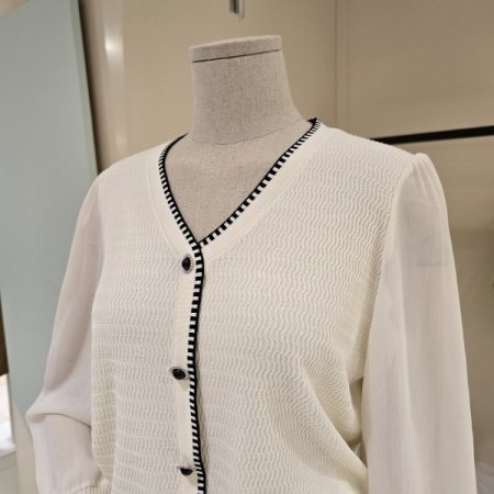 라인배색 시폰소매 브이넥니트