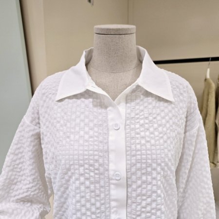 엠보 펀칭 크롭 카라블라우스