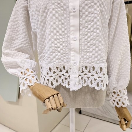 엠보 펀칭 크롭 카라블라우스