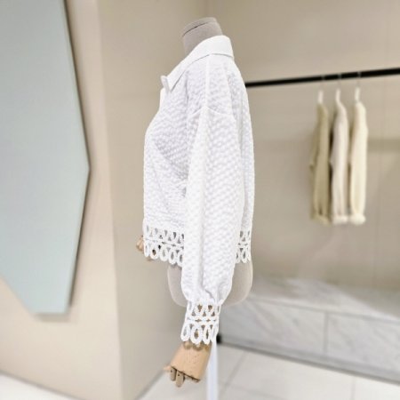 엠보 펀칭 크롭 카라블라우스