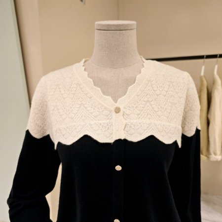 어깨 레이스 배색 니트