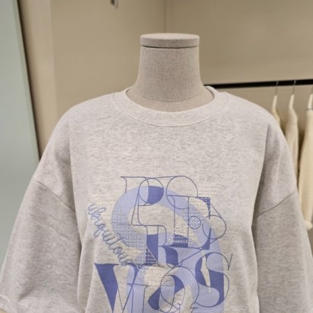 뒷지퍼 레터링 라운드 티셔츠