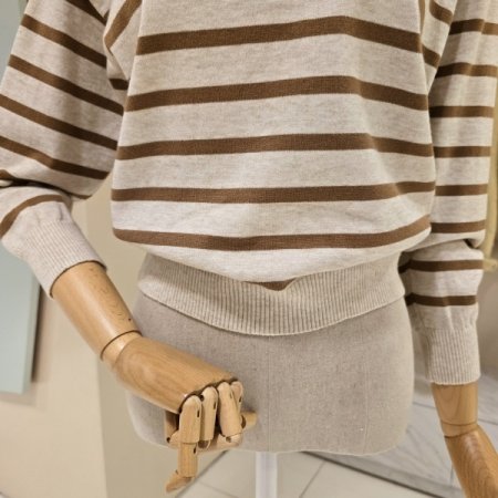 하이넥 스트라이프 반집업 니트