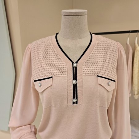 어깨펀칭 시폰소매 브이넥니트