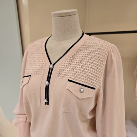 어깨펀칭 시폰소매 브이넥니트