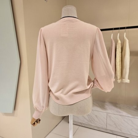 어깨펀칭 시폰소매 브이넥니트