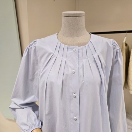 진주단추 핀턱 라운드 블라우스