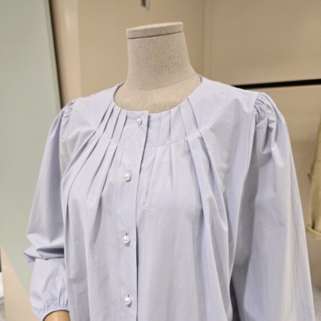 진주단추 핀턱 라운드 블라우스