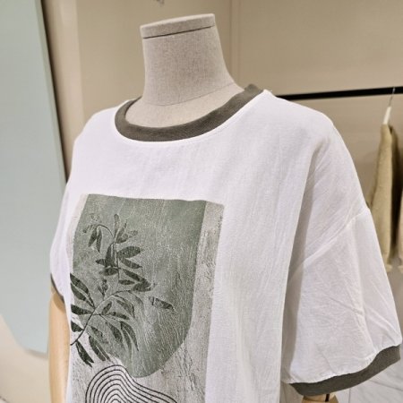 잎사귀 레터링 라운드 티셔츠