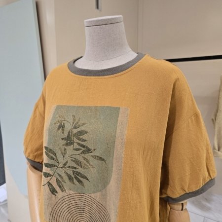 라인배색 레터링 라운드 티셔츠