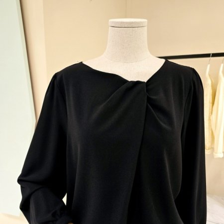 셔링 꼬임 디테일 블라우스