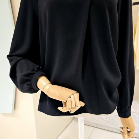 셔링 꼬임 디테일 블라우스