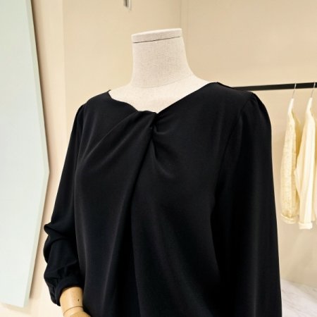 셔링 꼬임 디테일 블라우스