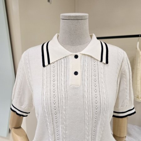 펀칭 꽈배기 카라 니트