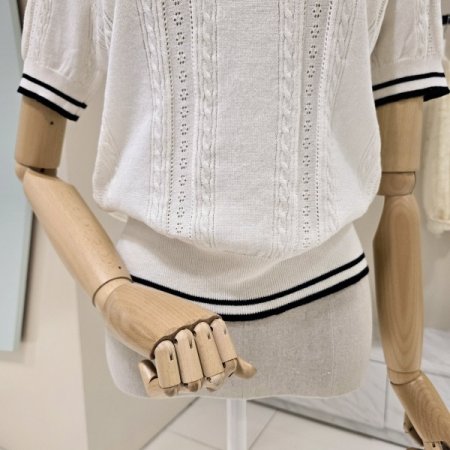 펀칭 꽈배기 카라 니트