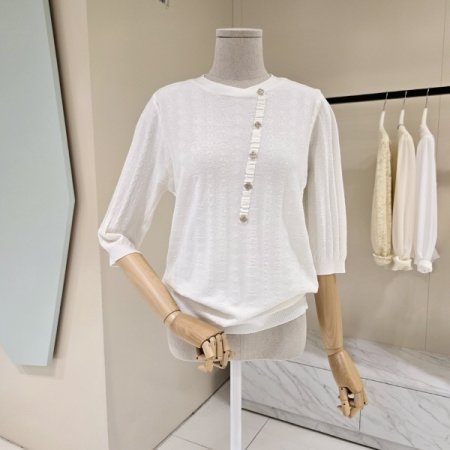 라운드 큐빅 단추 니트