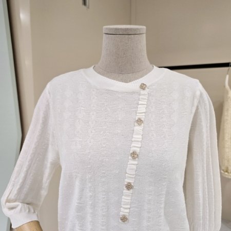 라운드 큐빅 단추 니트