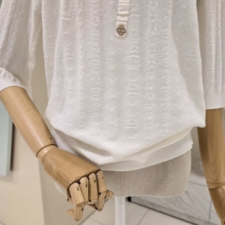 라운드 큐빅 단추 니트