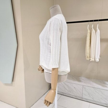 라운드 큐빅 단추 니트