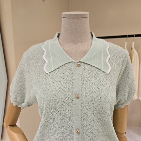 나비카라 콩단추 니트