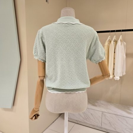 나비카라 콩단추 니트