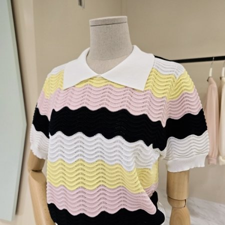 물결 라인 펀칭 카라니트