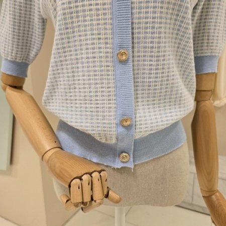 브이넥 단추 포인트 니트