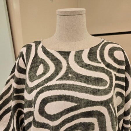 밑단 셔링 퍼프소매 라운드 블라우스