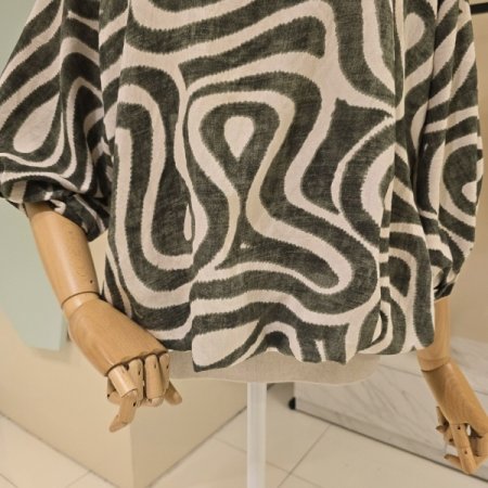 밑단 셔링 퍼프소매 라운드 블라우스