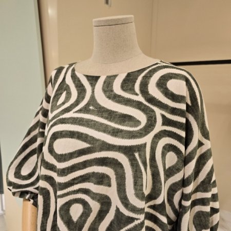 밑단 셔링 퍼프소매 라운드 블라우스