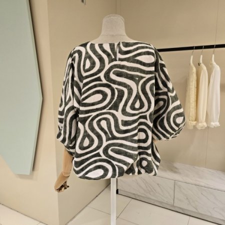 밑단 셔링 퍼프소매 라운드 블라우스