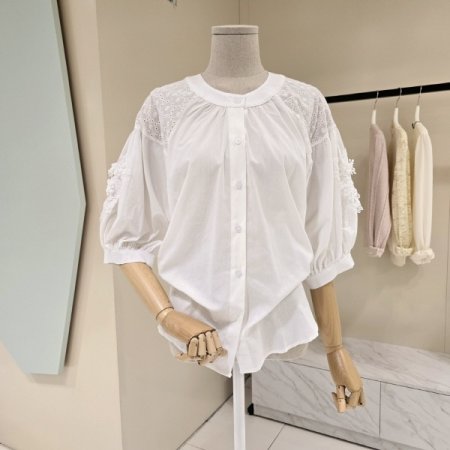 어깨 펀칭 볼륨 소매 블라우스