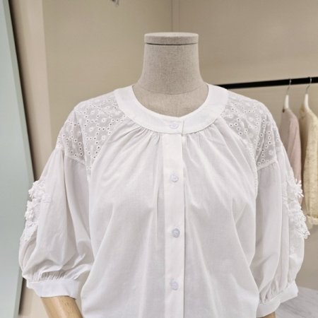 어깨 펀칭 볼륨 소매 블라우스