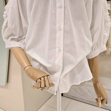 어깨 펀칭 볼륨 소매 블라우스