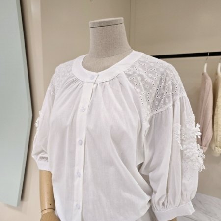 어깨 펀칭 볼륨 소매 블라우스