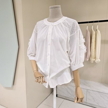 어깨 펀칭 볼륨 소매 블라우스