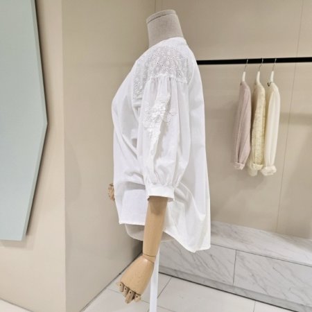 어깨 펀칭 볼륨 소매 블라우스