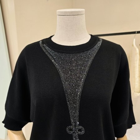 라운드 비즈장식 니트티셔츠