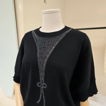 라운드 비즈장식 니트티셔츠