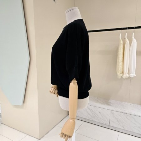 라운드 비즈장식 니트티셔츠