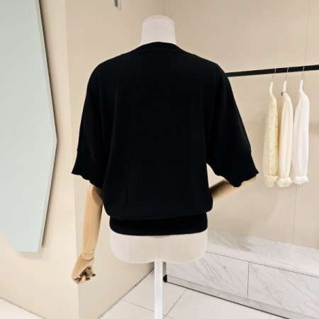 라운드 비즈장식 니트티셔츠