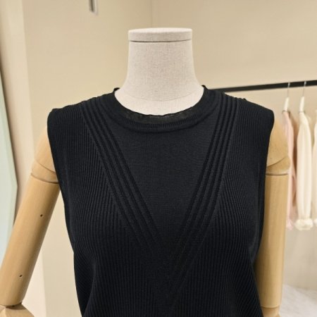 망사 넥라인 라운드 민소매니트