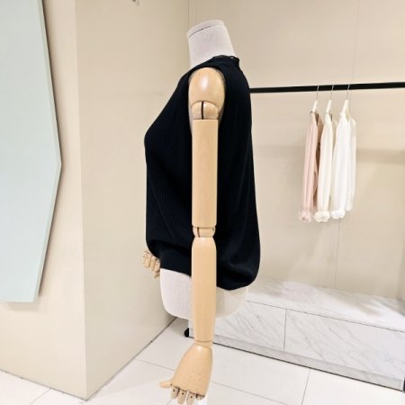 망사 넥라인 라운드 민소매니트